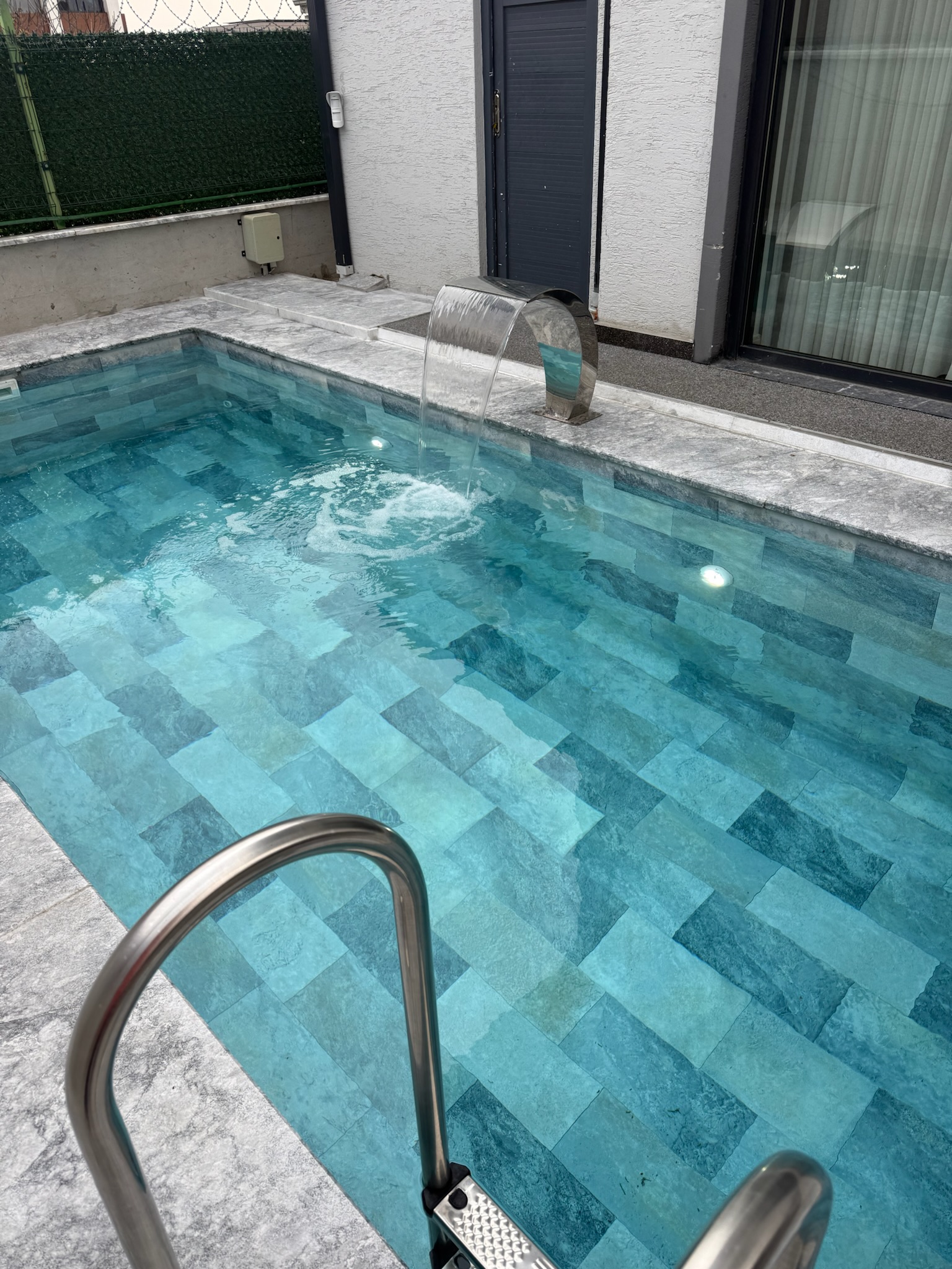 Modern tasarıma sahip panel havuz sistemi uygulaması